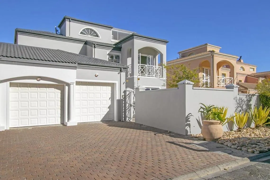 Villa De La Mer Hout Bay Beachfront ケープタウン 別荘